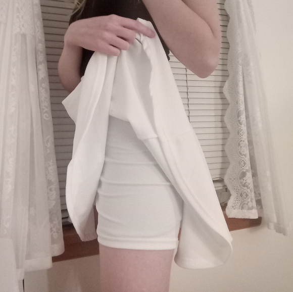DJT - White Circle / Skater / Flared Skirt w/built in shorts underneath - Picture 9 of 10